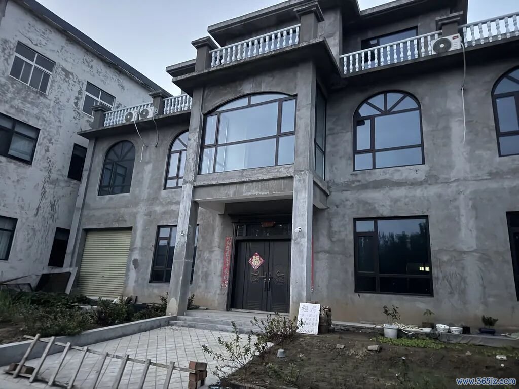 农村自建房不单是一栋屋子，更成为飘浮者投合故土、安放牵挂的寄予